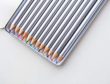Thumb_kaboompics.com_colored_pencils_in_open_box